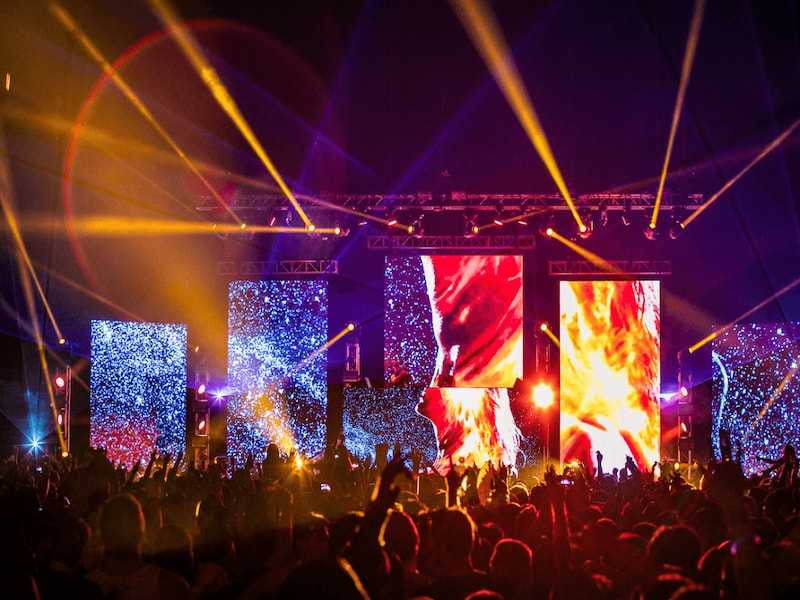 ¡En pleno verano de agosto, el carnaval es interminable! La pantalla LED apoya el festival de música playera y enciende la pasión del verano.